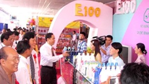 Customers at the Mekong Delta Expo 2011. (Photo:VOV)